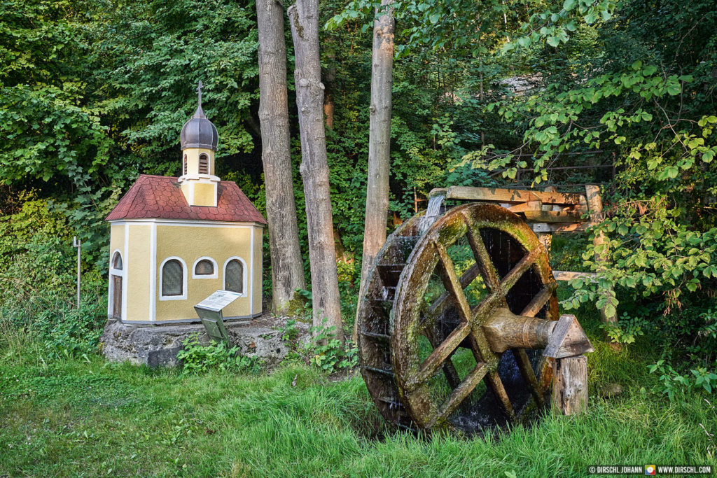 A_BR_Hochburg-Ach_Wasserrad und Kapelle (Dirschl Johann)_bea