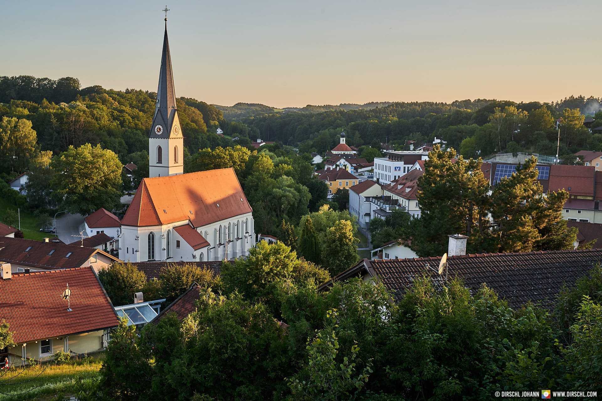 D_AÖ_Reischach_Zoglerberg Aussicht Ort mit Kirche (Dirschl Johann)_9 Arbing