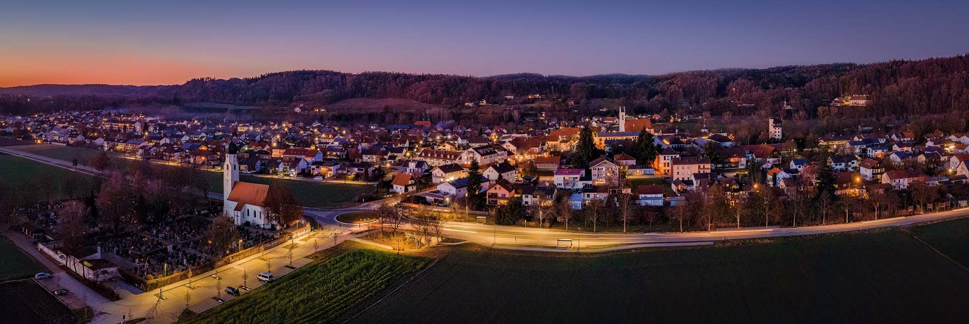 D_AÖ_Winhöring_Nachtaufnahme mit Feldkirche (Dirschl Johann)_Pano