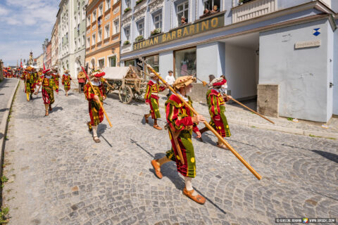 D_AÖ_Burghausen_Burgfest 2023 Einzug (Dirschl Johann)_DSC07343