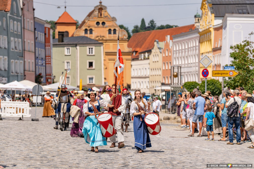 D_AÖ_Burghausen_Burgfest 2023 Einzug (Dirschl Johann)_DSC09894