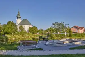 Dorfweiher Kneippanlage und Kirche, Kirchweidach, Oberbayern