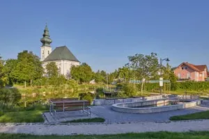 Dorfweiher Kneippanlage und Kirche, Kirchweidach, Oberbayern