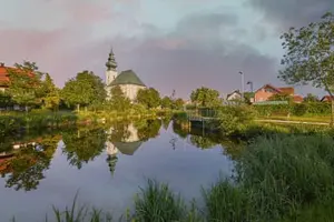 Dorfweiher mit Kirche, Kirchweidach, Oberbayern, Inn-Salzach