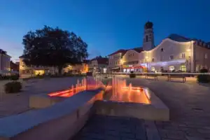 Stadtplatz Brunnen zur blauen Stunde, Bad Griesbach, Passau
