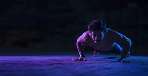 Mann macht Liegestütze im Flexx Gym Fitnessstudio in Mühldorf am Inn – 24/7 Training
