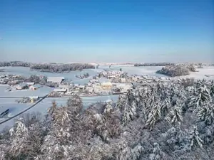 Erlbach im Winter, Luftbild höhe Sportplatz, Altötting