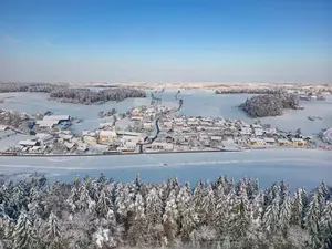 Luftaufnahme von Erlbach im Winter, Altötting, Oberbayern