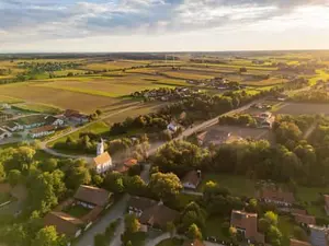 Ortsansicht mit Windpark, Dirnaich, Rottal-Inn, Niederbayern