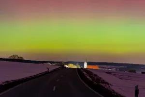 Ortseinfahrt mit Polarlicht, Arbing, Altötting, Oberbayern