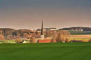 Landschaft Rogglfing mit Kirche, Rottal-Inn, Niederbayern