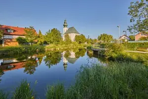 Kirche St. Vitus mit Spiegelung im Dorfweiher, Kirchweidach